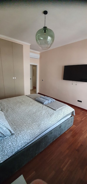 Apartemen, 3 kamar tidur, pemandangan kota | Tempat tidur Select Comfort, brankas, dan didekorasi berbeda-beda
