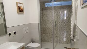 Apartment, 3 Bedrooms, City View | Bathroom | Shower, hair dryer, towels, soap
