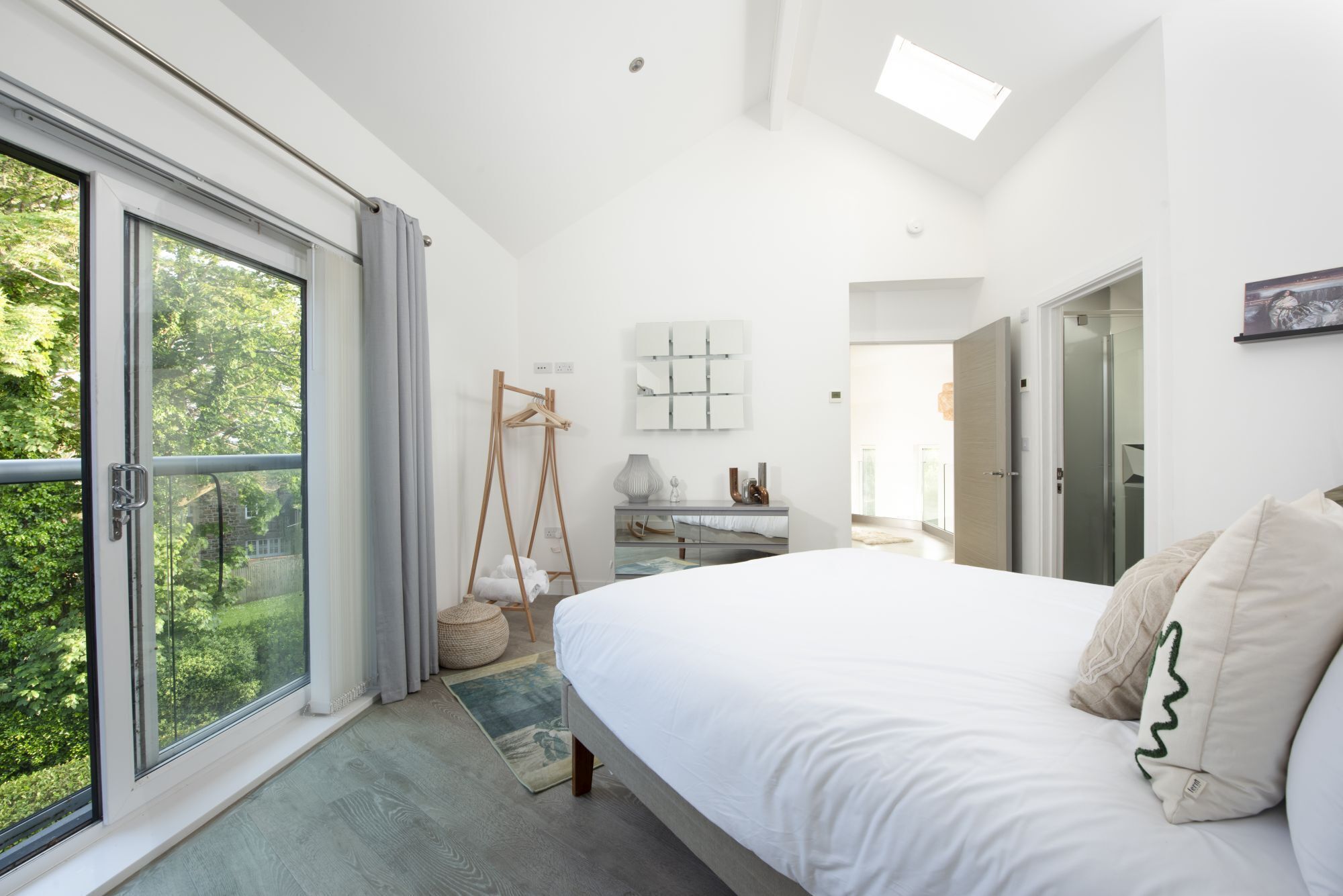 Desk, iron/ironing board, Internet, bed sheets
