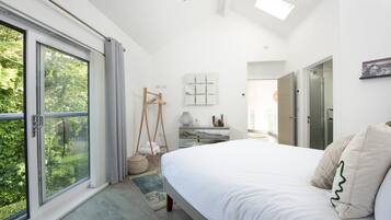 Desk, iron/ironing board, Internet, bed sheets
