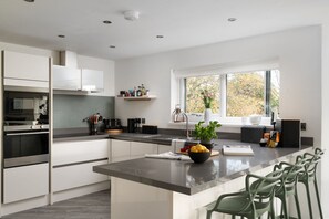 Fridge, microwave, oven, stovetop - Estuary Watch - River view, Pets welcome, Family Friendly (Lelant)