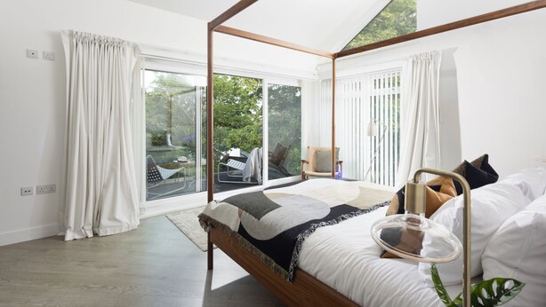 A modern bedroom with a four-poster bed, large windows, and a view of the outdoors. - Estuary Watch - River view, Pets welcome, Family Friendly (Lelant)