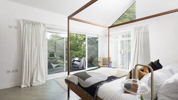 Desk, iron/ironing board, Internet, bed sheets