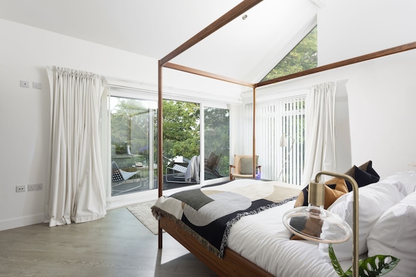 Master bedroom with access to the balcony - Estuary Watch