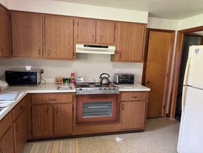 Private kitchen - NFL ready 30 min from stadium Charming 3-bedroom bungalow Harrison City (harrison city)