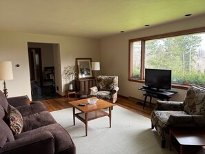 Living area - NFL ready 30 min from stadium Charming 3-bedroom bungalow Harrison City (harrison city)