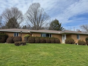 Exterior - NFL ready 30 min from stadium Charming 3-bedroom bungalow Harrison City (harrison city)
