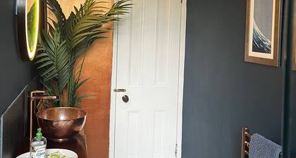Apartment Sleeps 2 with Pets Welcome