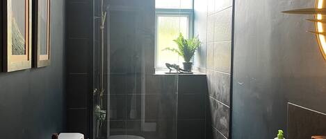 Douche, sèche-cheveux, serviettes fournies