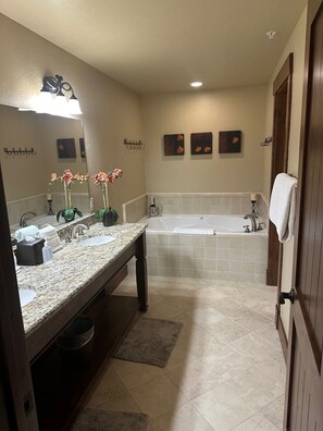 Bathroom - 4-bedroom resort in superb Breckenridge with ski in/out access (Breckenridge)