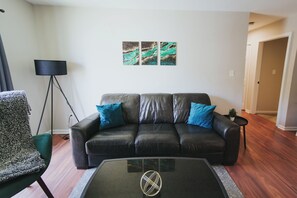 Living area - 6 Mins Walk to Transfer Co Food Hall/Downtown #C (Raleigh)