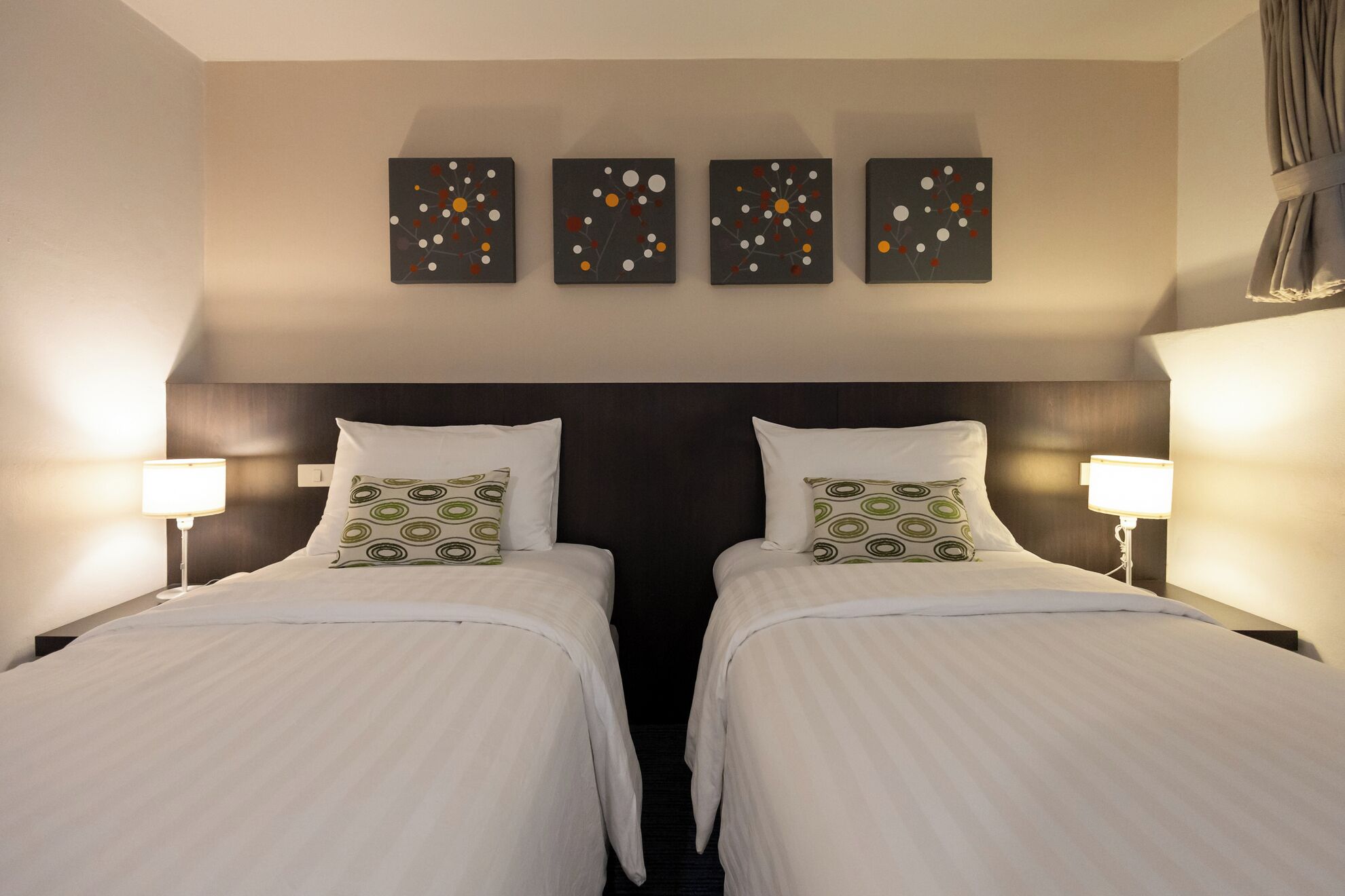 City Room | Minibar, in-room safe, desk, laptop workspace