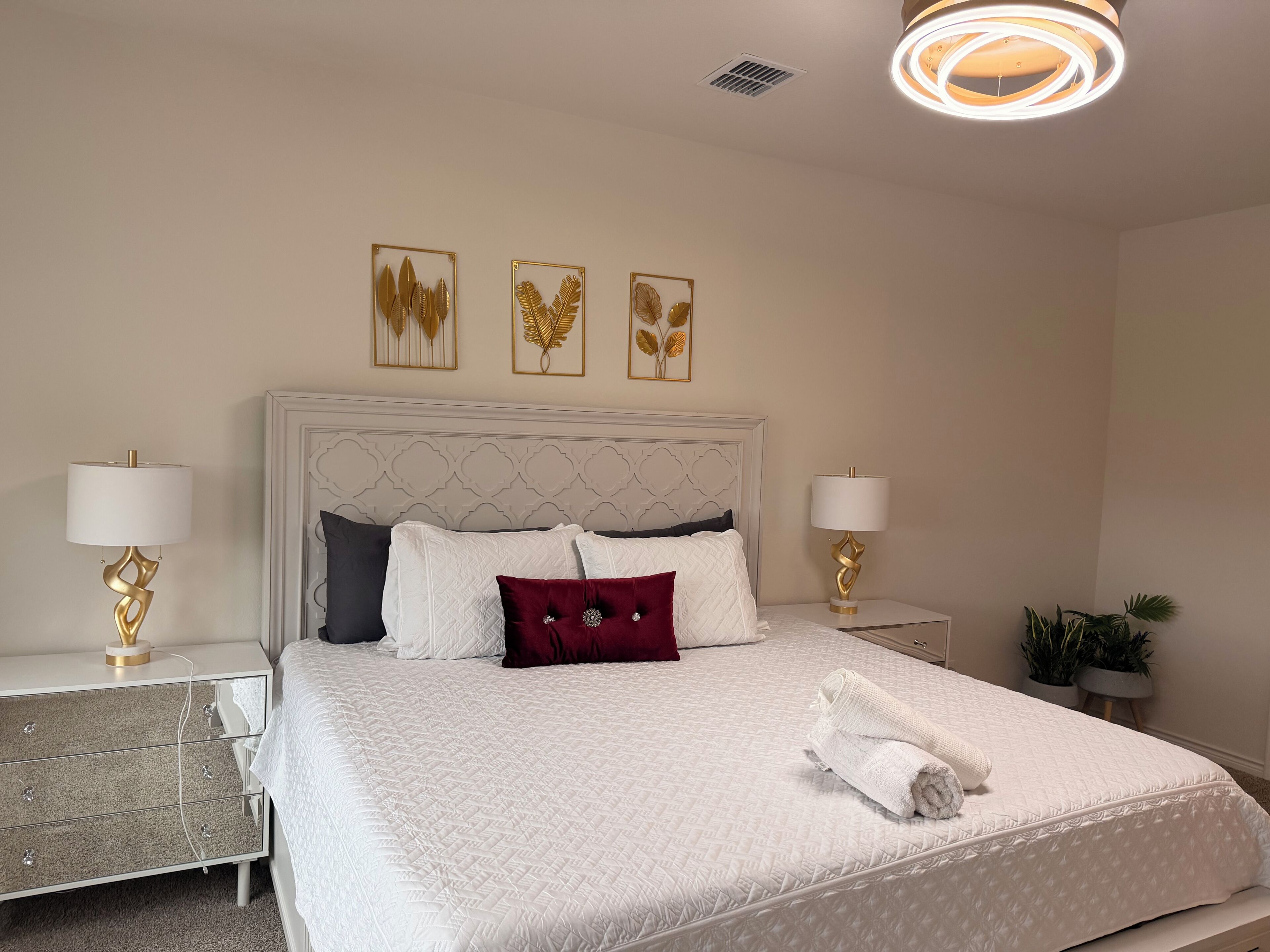 5 bedrooms, internet, bed sheets