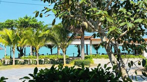 Chambre supérieure, 1 très grand lit, vue sur la mer | Vue de la chambre