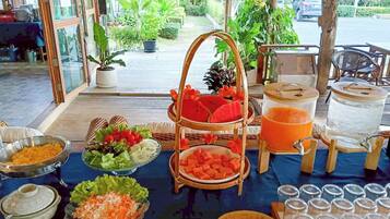 Petit déjeuner buffet servi tous les jours en supplément