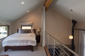 Desk, iron/ironing board, travel cot, WiFi - The Sun Valley Rusty Barn Estate (Hailey)