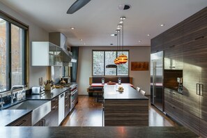 Fridge, microwave, oven, stovetop - The Sun Valley Rusty Barn Estate (Hailey)