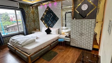 Un dormitorio con una cama, un escritorio, un armario y un espejo.