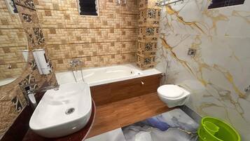 Luxury Suite, City View | Bathroom