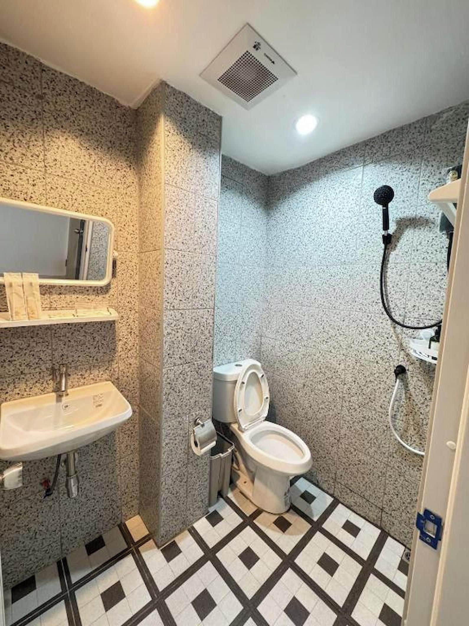 Double Room | Bathroom | Shower, towels, toilet paper