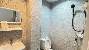 Un bagno piccolo ma funzionale, con lavandino, WC e doccia.