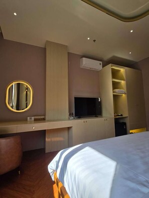 Deluxe tweepersoonskamer | Luxe beddengoed, donzen dekbedden, Select Comfort-bedden, een bureau