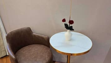 Deluxe Suite, City View | Interior