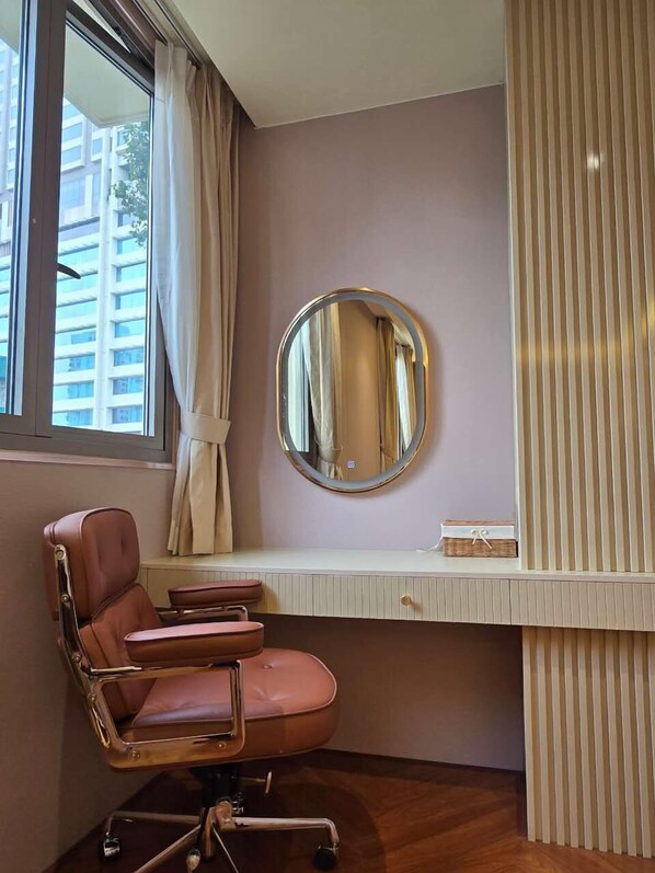 Deluxe Suite, City View | Premium bedding, down duvets, Select Comfort beds, desk - li qiong hotel (Ho Chi Minh Cit)