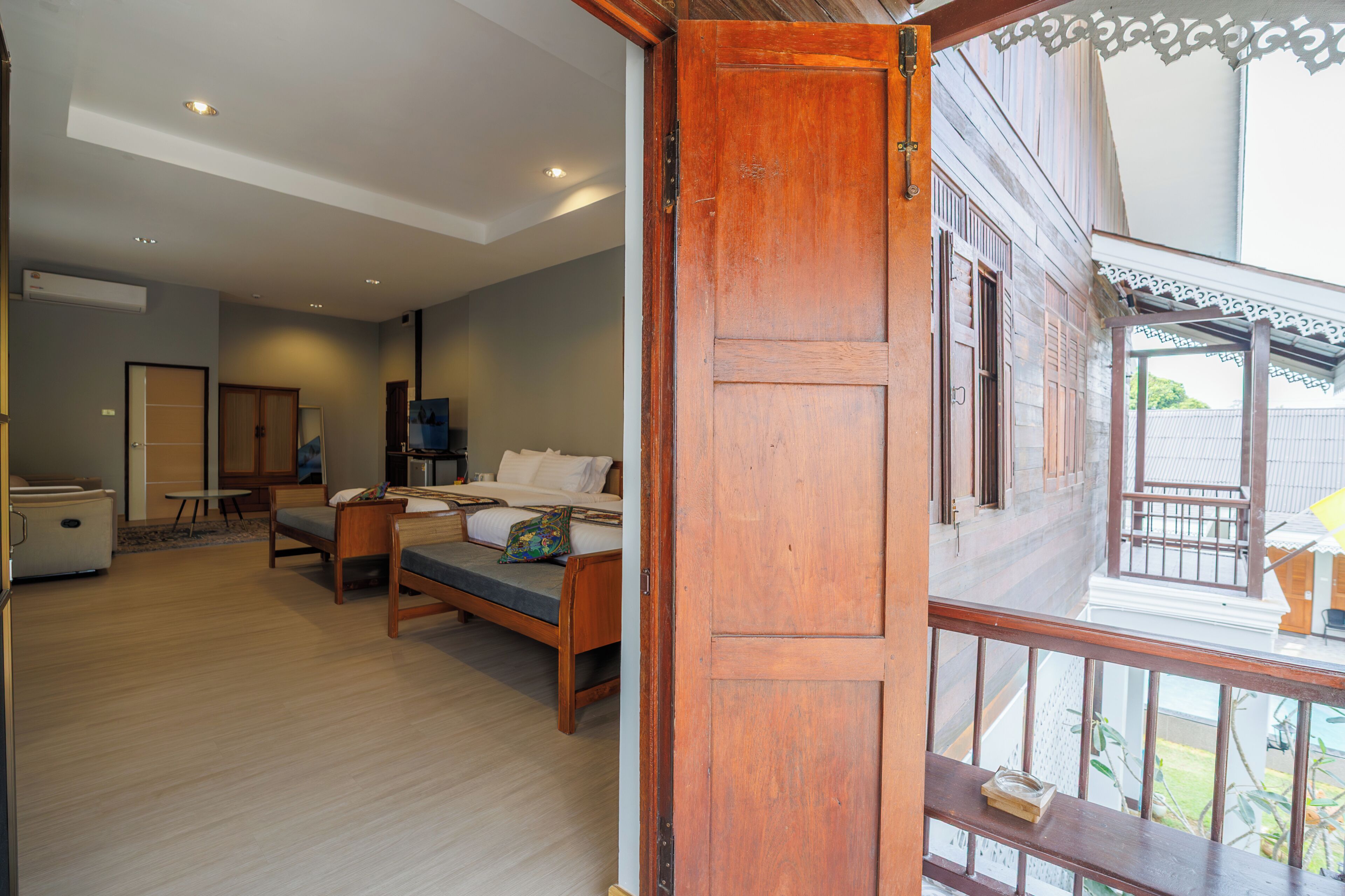 Quarto luxo, sacada, vista para a piscina | Parte interna