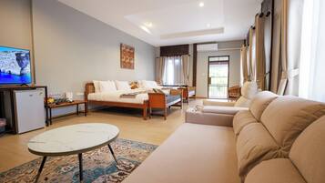 Deluxe Room, Balcony, Pool View | Living area