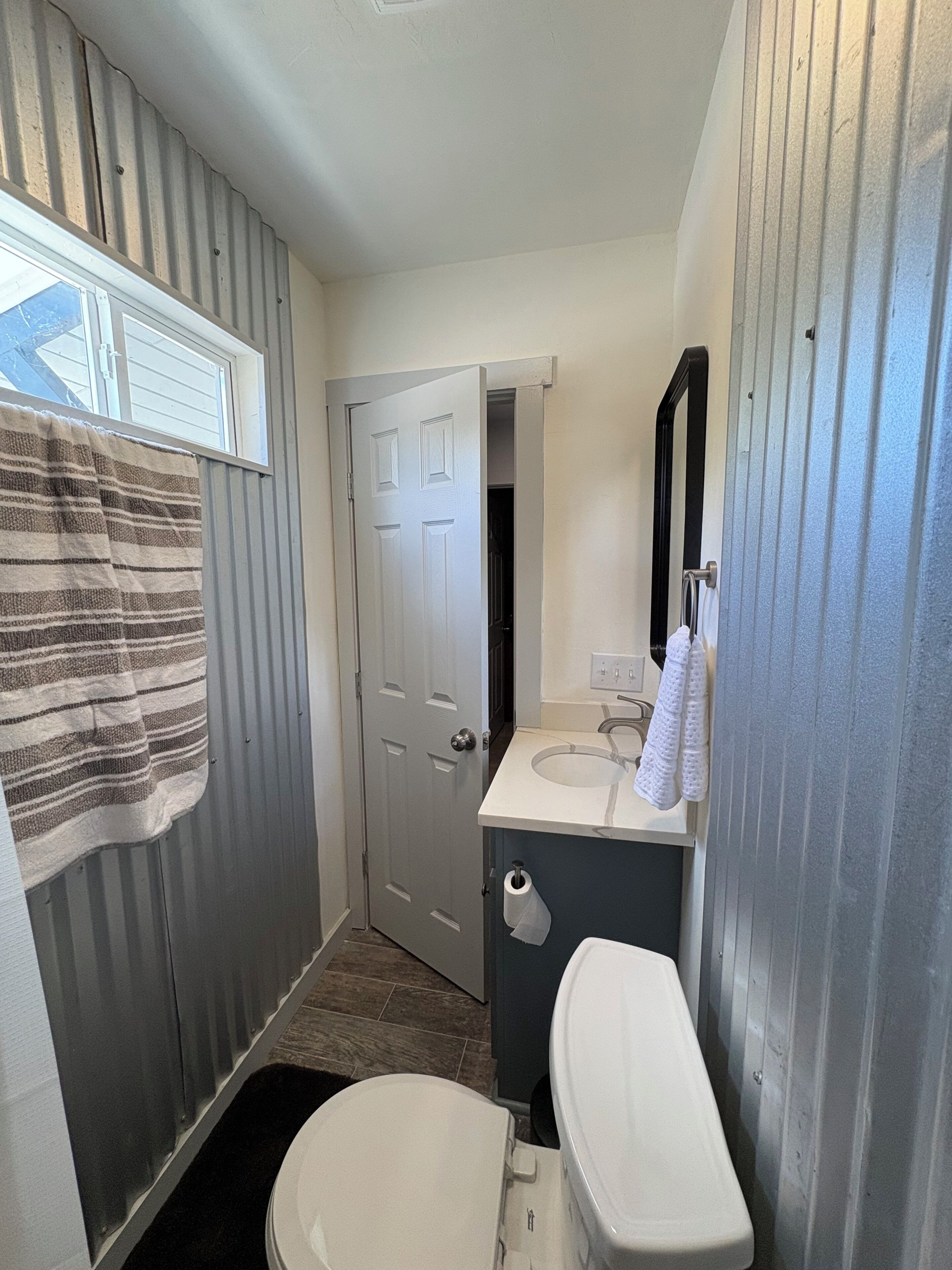 Douche, serviettes fournies, papier toilette