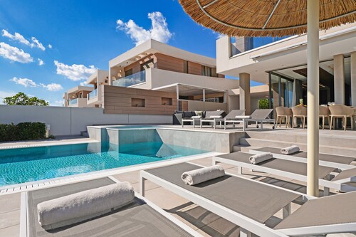 Suncity Icon - Luxury Beachfront Villa