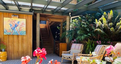 Lakefront Retreat 8 mins from Queenstown | Bikes, Beach & Bush