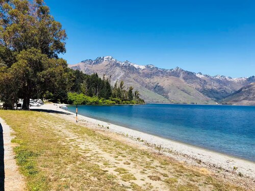 Lakefront Retreat 8 mins from Queenstown | Bikes, Beach & Bush
