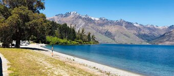 Lakefront Retreat 8 mins from Queenstown | Bikes, Beach & Bush