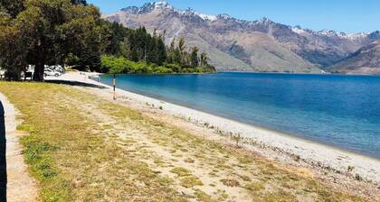 Lakefront Retreat 8 mins from Queenstown | Bikes, Beach & Bush