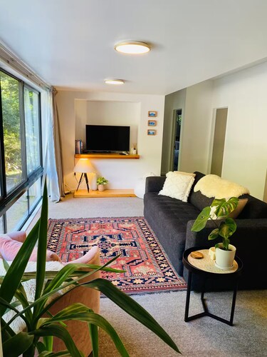 Lakefront Retreat 8 mins from Queenstown | Bikes, Beach & Bush