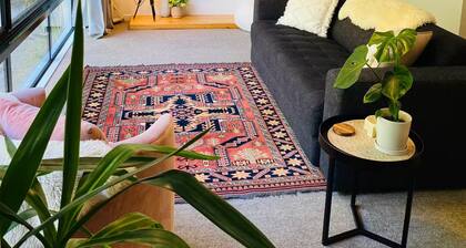Lakefront Retreat 8 mins from Queenstown | Bikes, Beach & Bush