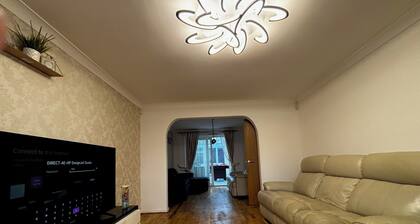 Semi Detached City Retreat - Jacuzzi - Pool Table - Driveway Parking