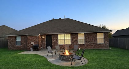 Charming 3-bed house in Mustang. Perfect for families and close to the Airport!