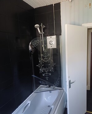 Hair dryer, towels, soap, shampoo - 3 bedroom Apartment in Central Kirkcaldy Fife-Secure, WiFi, Long stay welcome (Kirkcaldy)