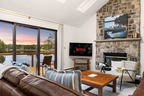 TV - NEW! Lakefront Retreat w / Hot Tub, Sauna, Firepit (Tobyhanna Township)