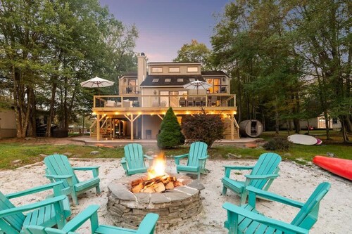 NEW! Lakefront Retreat w / Hot Tub, Sauna, Firepit