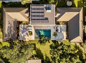 An aerial view of a modern house with a swimming pool, sun loungers, and a covered patio area. - Villa - Moorea, Haapiti. 4 bedrooms - sleeps 8 to 12 Ideal for families (Moorea-Maiao)