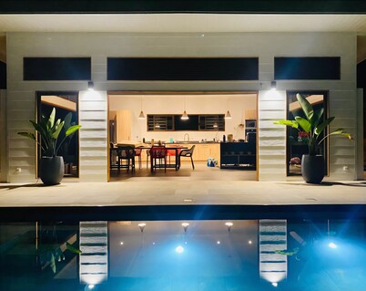 Villa - Moorea, Haapiti. 4 bedrooms - sleeps 8 to 12 Ideal for families