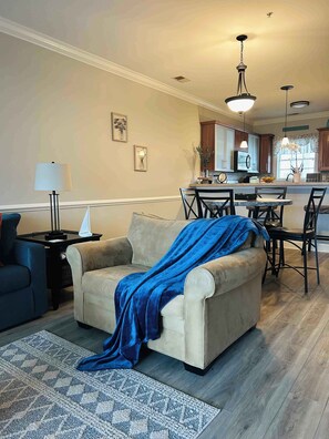 Living area - Lakeview Luxury: Relaxing Myrtle Beach Condo (Myrtle Beach)