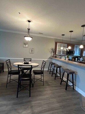 Dining - Lakeview Luxury: Relaxing Myrtle Beach Condo (Myrtle Beach)