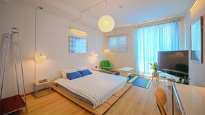 A modern hotel room with a bed, a TV, a desk, and a chair. - The Golden Glow - Private Self-Check Studio In Center District 10 (Thành phố Hồ Chí Minh)