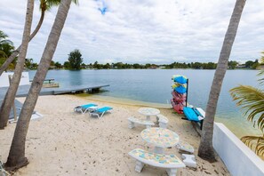 Beach - Spacious 4-bedroom house in beautiful Hialeah with AC (Hialeah)