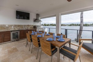 Outdoor dining - Spacious 4-bedroom house in beautiful Hialeah with AC (Hialeah)